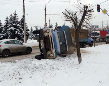 26-го января на выезде из Краматорска в с сторону Славянска перевернулся грузовик с комбикормом