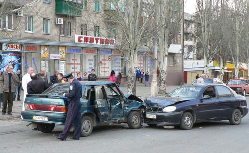 В понедельник, 25-го апреля, на пересечении улиц Дворцовой и 19-го Партсъезда столкнулись три автомобиля: «копейка», «Лада» и «Ланос», принадлежащий одной из служб такси.
