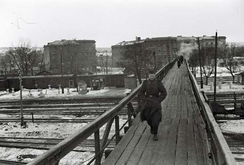 Зима 1941 года. Старый город.  Немецкий солдат на железнодорожном мосту