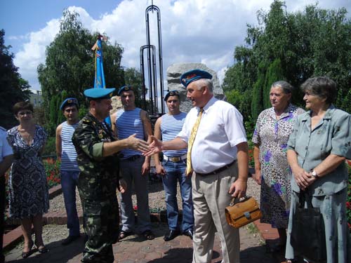 Олегу Гурину торжественно был вручен голубой берет – символ войск ВДВ.