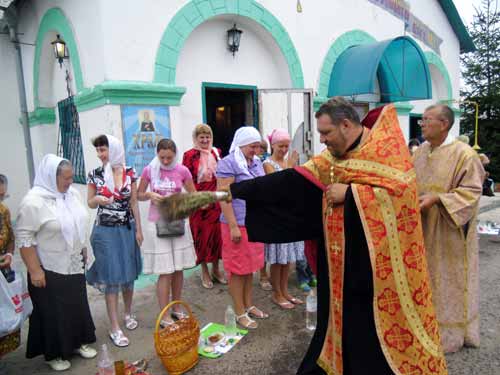 Освящение меда и фруктов в храме святой блаженной Ксении Петербуржской
