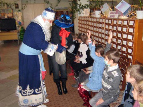 Святой Николай он вел себя как заправский Дед Мороз – танцевал,  загадывал загадки, раздавал подарки… 