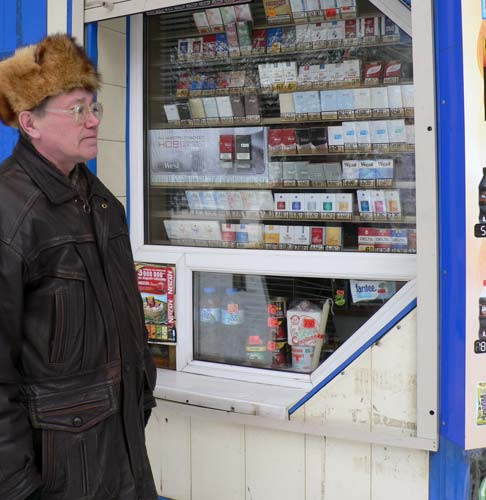 По словам Максима Лавроненко, в этом ларьке, расположенном недалеко от школы, продавца «поймали» на продаже сигарет несовершеннолетнему. Предпринимателя на непродолжительный срок лишили лицензии. Но табачные изделия здесь все равно всегда можно купить