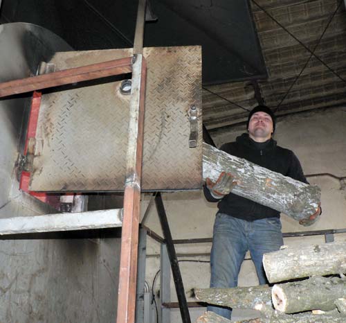 Работник котельной Виталий подбрасывает в печь очередную порцию дров. Даже во время аварий на ТЭЦ в отделениях больницы №  3 было жарко как в Ташкенте