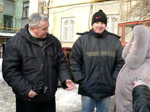  Начальник УЖКХ Сергей Гончаренко и его зам Андрей Литвиненко общаются с жильцами возле дома № 6 по проспекту Мира.