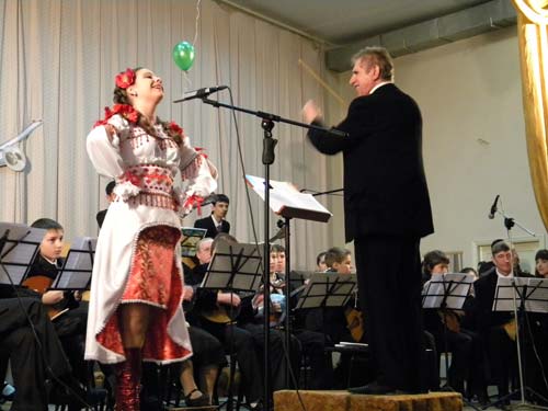 Уже за одну «Гандзю», которую поет ученица ШИ №1 Ксения Яровая в сопровождении оркестра народных инструментов, коллективу можно дать звание «народный»