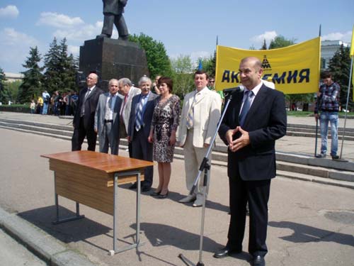 Поздравить «Академиков» 27-го апреля на площадь имени Ленина пришли представители местной власти