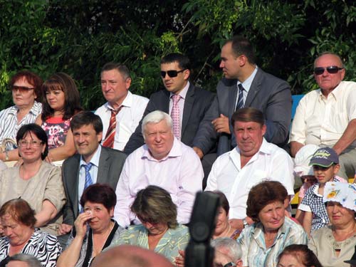 Виктор Пшонка вместе с односельчанами сидел на солнцепеке
