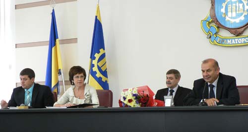 На фото слева-направо: заместители мэра Андрей Бессоный и Марина Караван, секретарь горсовета Андрей Борсук и городской голова Геннадий Костюков