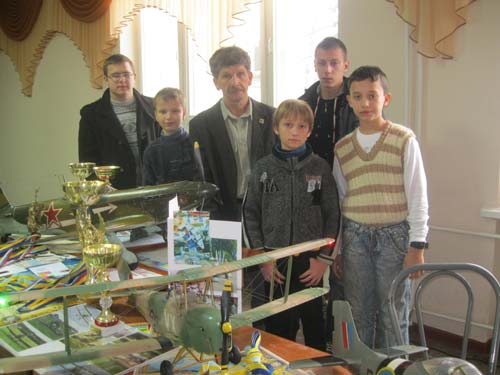 Серегей Куденин (в центре) с учениками.
