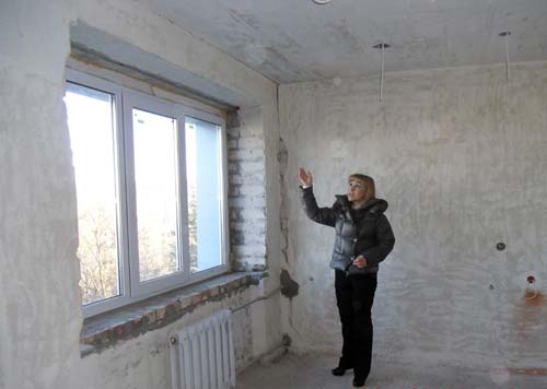 Светлана Фомина показывает трещины в потолочном перекрытии на 5-м этаже