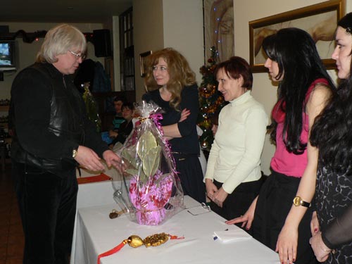 Все участники конкурса, в том числе  и прекрасные представительницы «ПриватБанка»,  получили призы от салона цветов «Орхидея» (ул. Марата, 1)