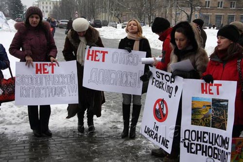 «Умные учатся на чужих ошибках, дураки - на своих. Скажи нет этому безобразию, пока беда  не пришла в твой дом!», – призывали на митинге в Донецке активисты общественного движения
