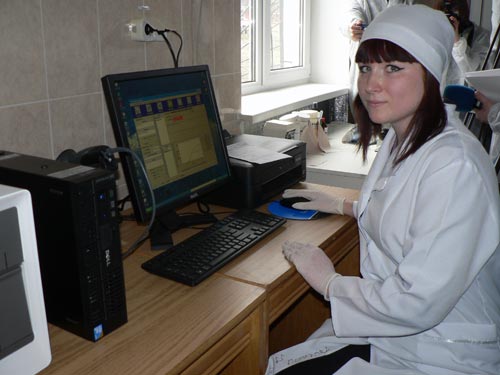 Лаборант-бактериолог Елена Колюхова показала принцип работы аппарата GenExpert.