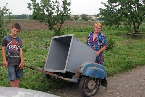 Эти жители поселка Новоселовка не хотят, чтобы мусорный контейнер стоял возле их двора