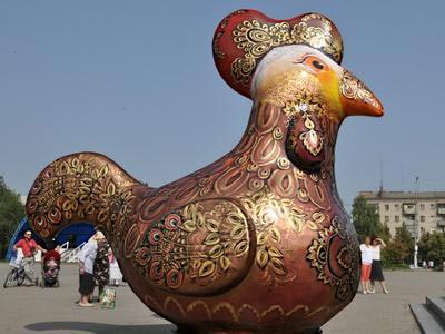Чудо-птица  из Славянска  сделана из стекловолокна. Ее высота 3,5 метра и вес – 80 кг