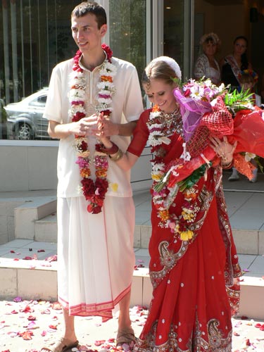 Свадьба кришнаитов пахнет воскуряемыми  благовониями, фруктами и специями
