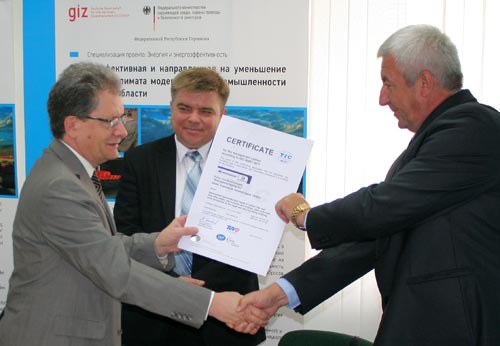 Главный инженер ЭМСС Юрий Касьянов (справа) получает международный сертификат от представителя сертификационного органа TÜV Thüringen 