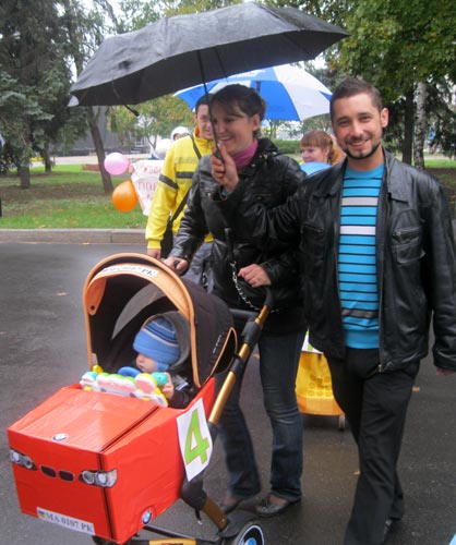 Дизайнер Технополиса Александр со своей женой и своим ребенком