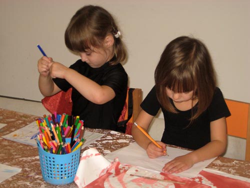 На занятии маленькие художники усердно работали над своими «полотнами». Всем хотелось, чтобы их картины получились красивыми