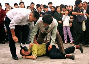 Согласно информации сторонников Фалуньгун, число арестованных и репрессированных измеряется сотнями тысяч. Согласно данным сторонников учения, только в 2001-м году было произведено 830000 арестов последователей. Однако, по официальной статистике, в Китае за 2002-й год всего в тюрьмах содержалось 1,43 млн. человек