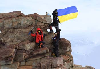5-го января  на антарктической вершине, высота которой 3126 метров, был установлен флаг Украины, флаг Донбасса, эмблемы шахтеров и металлургов и сделанный специально для проекта соляной крест из артемовский соли