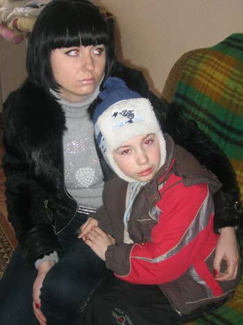 Восьмилетний Виталик и его мама Татьяна Задорожная приехали в Донецк из Макеевки. Не смотрря на обещания целителя, паховая грыжа у мальчика так и не исчезла