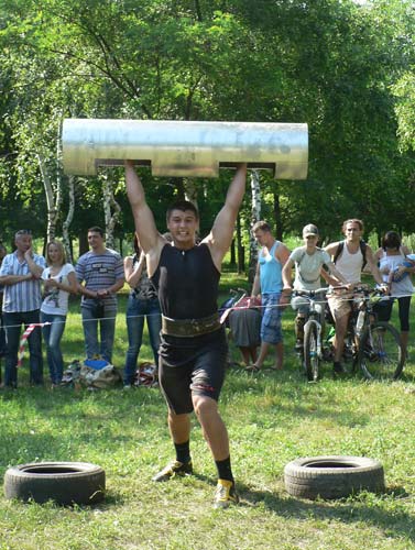 Самый юный участник соревнований, 14-летний Владислав Муравьев из Красного Лимана поднял 70-килограммовую колоду 5 раз