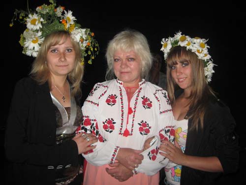 Директор новоселовского ДК Елена Сердюк и участницы праздничного концерта