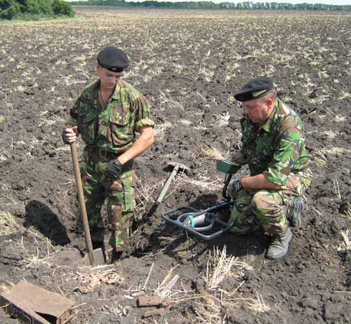 Николай Сандалов (справа) и Алексей Юков занимаются полевой розыскной работой с 2005 года 