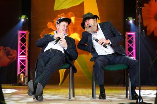 Братья Пономаренко в некоторых сценках используют шутку о том, что один старше другого на 15 минут. На самом деле они и сами не знают кто из них старший.