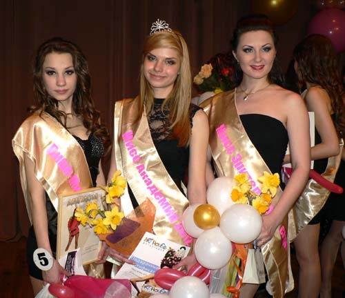 Самые красивые девушки ДГМА: вице-мисс – Ирина Савун,  мисс Академия – Виктория Кубота,  мисс зрительских симпатий – Анна Буховец (слева направо)