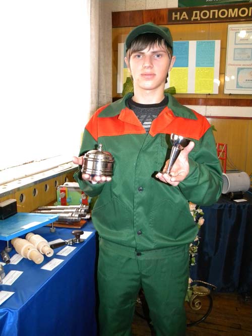 Родион Братушкин, серебряный призер всеукраинского конкурса, уверен, что училище открывает перед выпускниками более широкие перспективы, чем вуз.