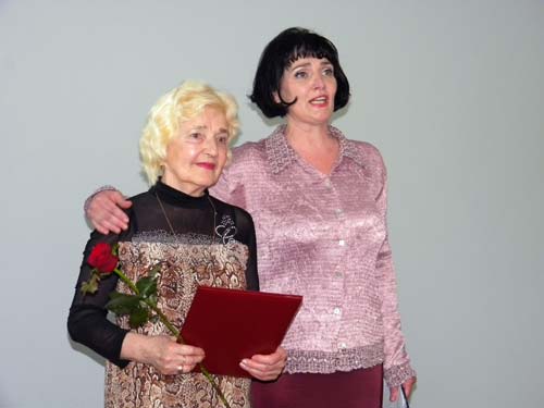 Как сказала директор музея Елена Орлова, кассир Анна Степановна Анпилогова (на фото слева) работает в Художественном музее со дня его открытия.
