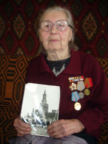 С боевыми наградами Лидия Павловна из простой, милой бабушки превратилась в серьезную, повидавшую жизнь фронтовичку