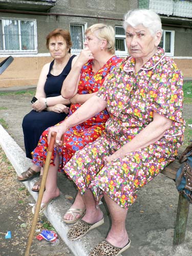 Галина Городовиченко (крайняя справа) утверждает, что подписываясь в протоколе, она соглашалась ставить входную дверь с домофоном. А когда узнала, что эти подписи пошли на регистрацию ОСМД и ее обманули, так распереживалась, что пенсионерке вызывали «скорую помощь».