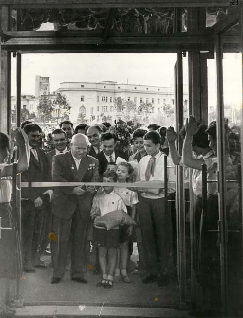1-го июня 1962 г. Никита Хрущев открыл Московский дворец пионеров на Ленинских горах. Все радовались, но настроение у Хрущева было неважным — он уже знал, что в Новочеркасске начались волнения среди рабочих электровозостроительного завода
