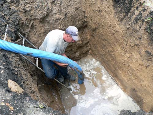 Откачка воды из ямы велась беспрерывно, людям пришлось производить ремонт по пояс в воде. По окончании работ и проверки соединения на прочность под давлением водоснабжение было восстановлено
