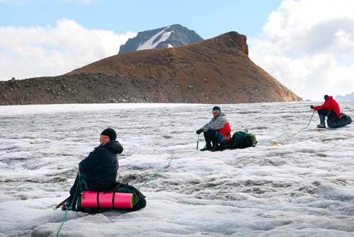 Последний день перехода к подножию Эльбруса в связке по леднику Ирик-Чат. Нужно идти в шаг, чтобы не попасть в ледовую трещину
