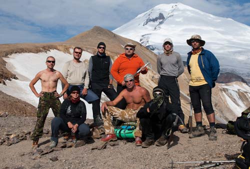 Слево направо. Стоят: Андрей Пятковский, Игорь Федоренко, Николай Марчук, Андрей Гуляев, Денис Денисов, Геннадий Колесник (руководитель клуба спортивного туризма «Азимут»). Сидят: Ирина Быковская, Александр Саливон, Артур Геев