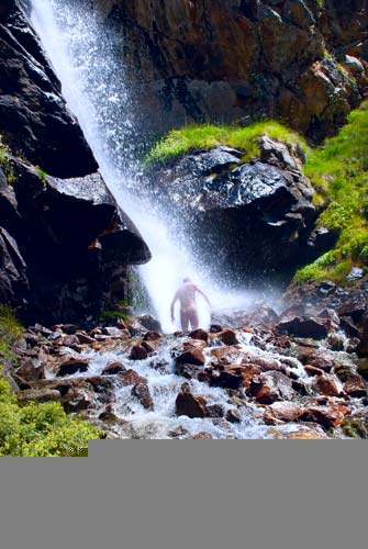 Сверху падает обжигающе чистая вода горного потока. Вы замираете и ..., вот он, момент истинного наслаждения