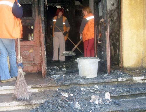Последствия пожара пришлось ликвидировать не только жильцам, но и работникам жэка
