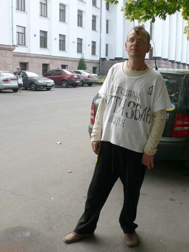 Игорь Мешалкин встретился с журналистами возле ДКиТ НКМЗ. Во время разговора он засмотрелся на проходящую мимо девушку на каблуках и сказал: «Это же ценить нужно – иметь возможность так бегать на каблуках».  