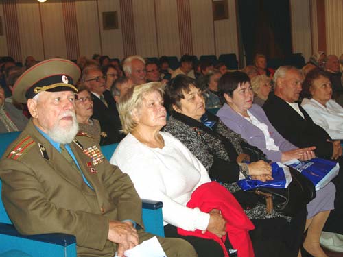 Ветераны были активны во время встречи, и Юрий Боярский ответил на многие вопросы, касающиеся пенсионного законодательства, возможности национализации отраслей промышленности, оплаты коммунальных услуг.