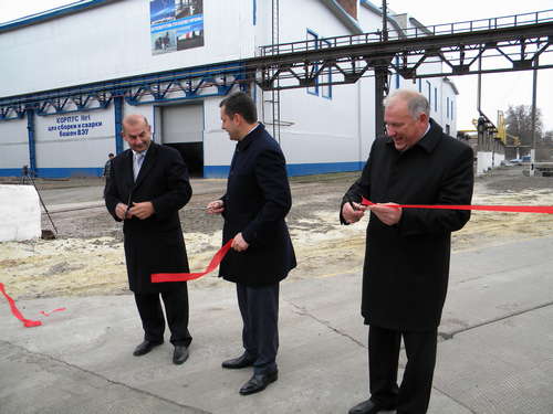 Максим Ефимов, Николай Разживин и Геннадий Костюков перерезали символическую красную ленточку, открыв дорогу для отправки последних секций первой ветроэнергетической установки украинской сборки в Крым