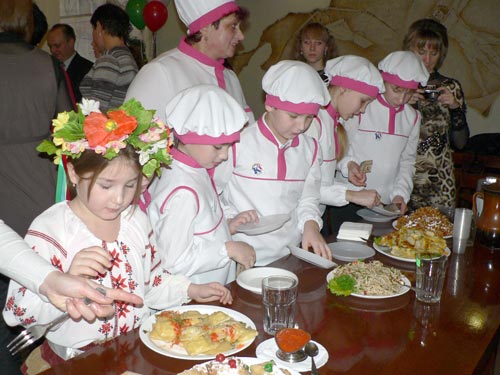 Маленькие поварята из клуба «Индиго» и сами готовили, и пробовали блюда, приготовленные другими участниками конкурса
