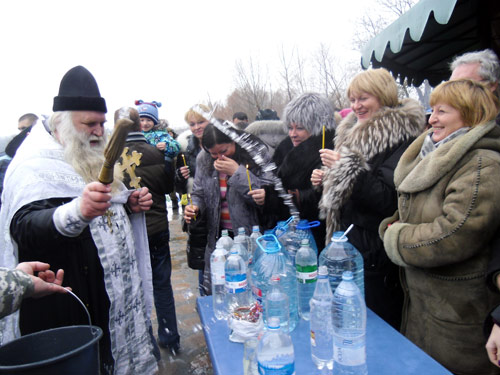 Отец Владимир, благочинный Краснолиманского округа,  проводя службу, щедро кропил святой водой  всех гостей «Острова сокровищ»