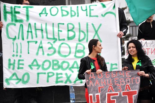 На одежде  собравшихся красовались зеленые ленточки