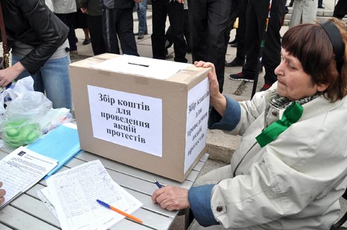На митинге шел сбор средств в поддержку антифрекингового движения и подписей в поддержку резолюции, которая будет направлена Виктору Януковичу