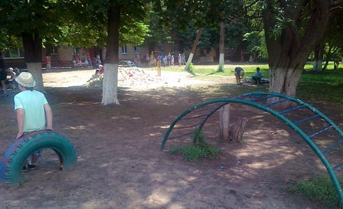 Вот на этой детской площадке и произошло  нападение на женщину с детьми